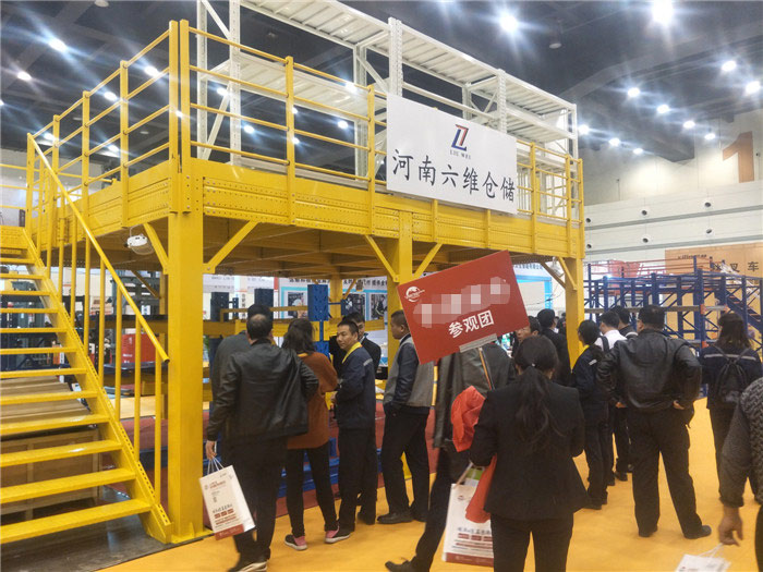 安陽鼎諾銷售在鄭州國(guó)際物流展與客戶熱情溝通