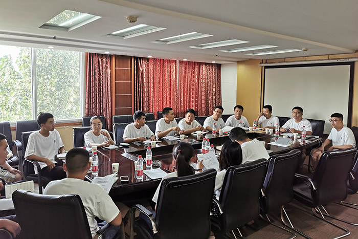 為提高公司凝聚力，安陽鼎諾貨架工廠特別為員工定制了團(tuán)建紀(jì)念禮物